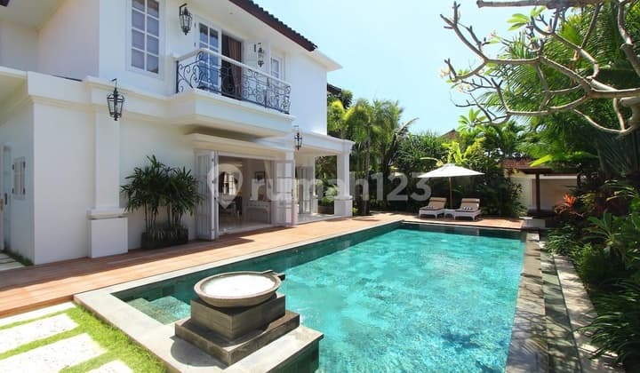 Modern villa di central seminyak