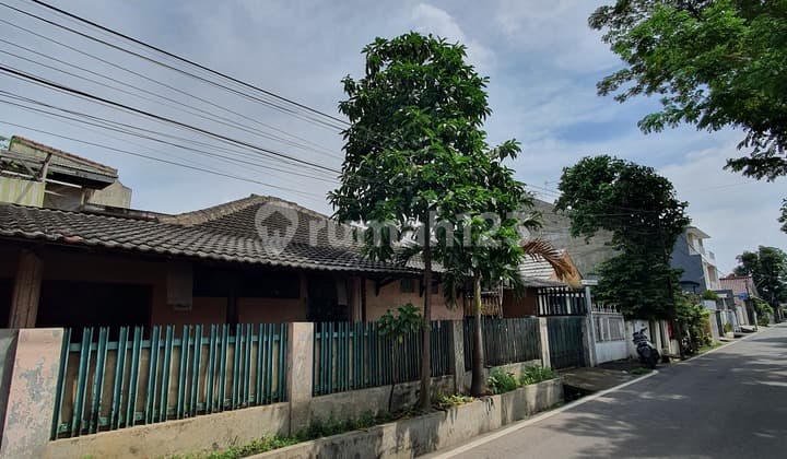 Rumah Lama Hitung Tanah Posisi Hoek,Jakarta Selatan
