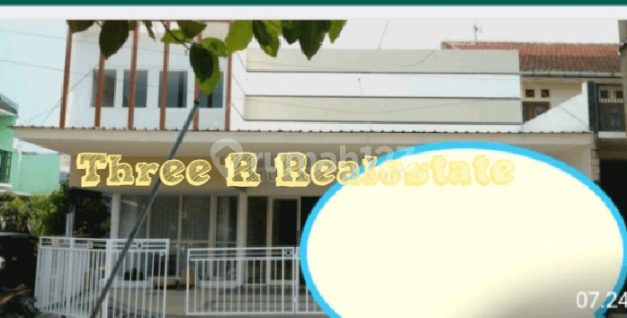 Nice house suitable for investment in a premium area surrounded by boarding houses.