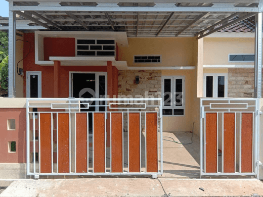 Why look for something more expensive when there's a cheaper option? Ready-to-occupy house, available in stock.