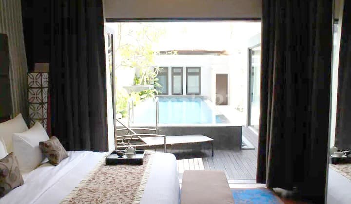 Selling luxury villas, comfortable location, luxurious interior design like a 5 star hotel