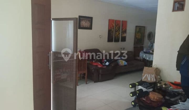 Strategic house 100 m2 in Bendungan Hilir, 2-car road width, with 2-car carport facilities. Contact: 0813-1838-1838.