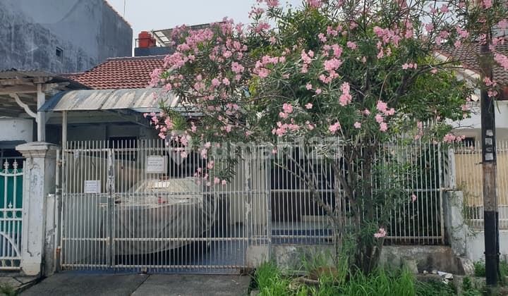 Nice Location House in Green Garden Block B West Jakarta