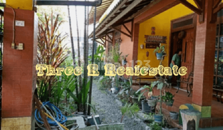 Javanese teak wood house, spacious carport, garage fits 2 cars.