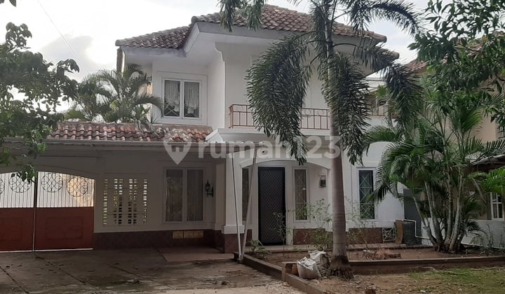 Rumah Sewa 2 Lantai Dgn Halaman Luas Di Taman Losari