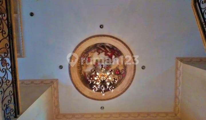 RUMAH TERENOVASI, BERGAYA KLASIK KONTEMPORER