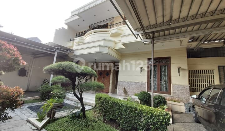 Rumah Murah Furnished Gaya Klasik di Kebayoran Baru