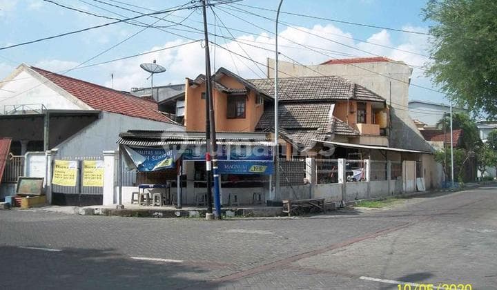 Rumah di Kutisari Indah Utara, Strategis, Hoek/Pojokan, Row Jalan Depan Lebar + Paving, Bisa untuk Rumah Kost / Usaha, Siap Huni