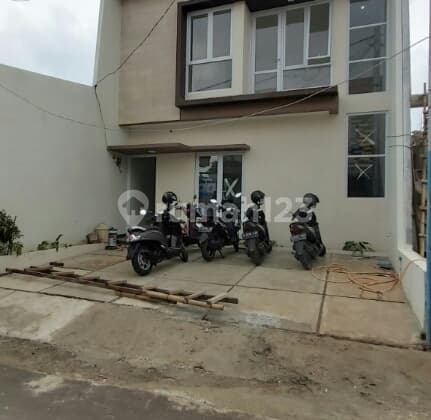 For sale, Kelapa 2 Depok house, move-in ready, close to MRT, train station, toll gate, busway stop, KRL, near shopping centers, tourist spots, culinary centers, educational institutions, government offices, and office areas.