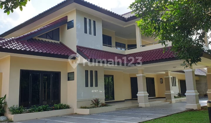 Rumah Nan asri n nyaman, penuh dengan pepohonan