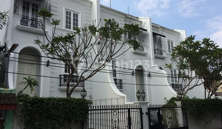 Rumah mewah dalam townhouse di Cipete