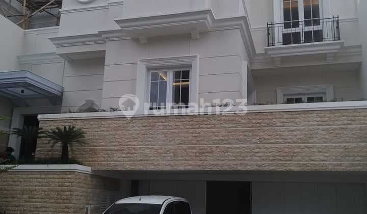 New Town House in Kebayoran Baru Designed by Tom Elliot, 1 Gated