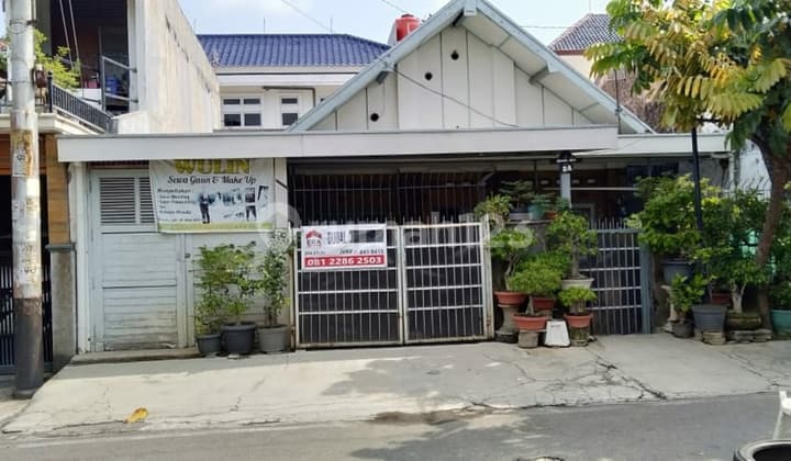 Rumah lama terawat , dekat Javamall, dan juga fasilitas umum