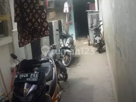 1-story house, in an alley, in Cempaka Putih.