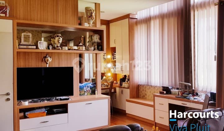 Rumah Mewah di Crown Golf Pantai Indah Kapuk. Harga Murah!