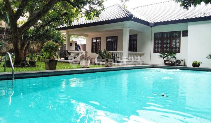 RUMAH KLASIK DI KEMANG SELATAN