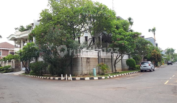 Rumah Sunter Hoek Mewah Dalam Komplex Exclusif