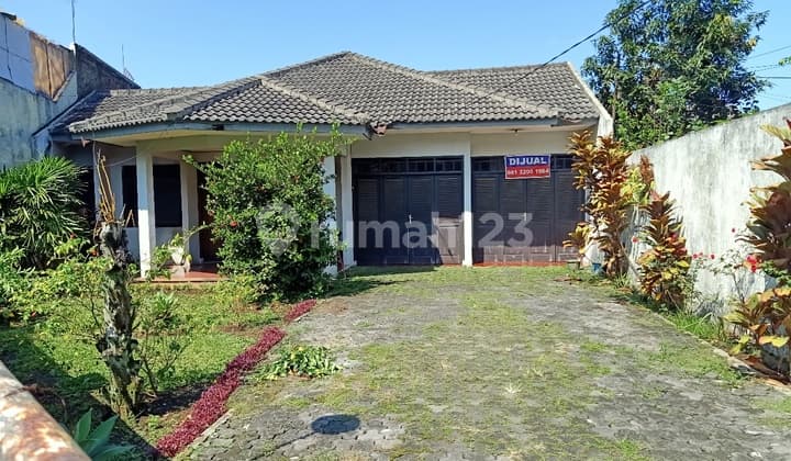 Rumah Tinggal daerah tenang di tengah kota