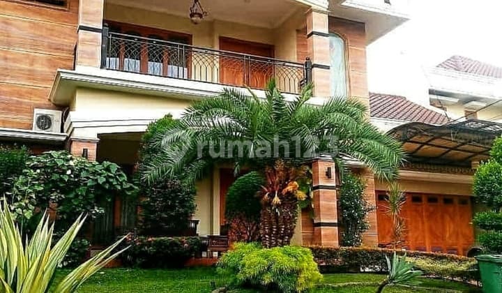 Luxury house in a complex