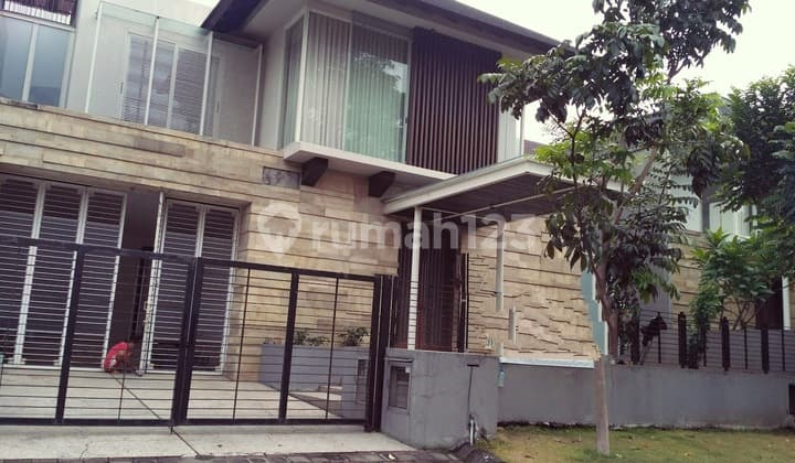 Rumah 2 Lantai Siap Huni Graha Family Surabaya SHM Hadap Utara LB 350 m2