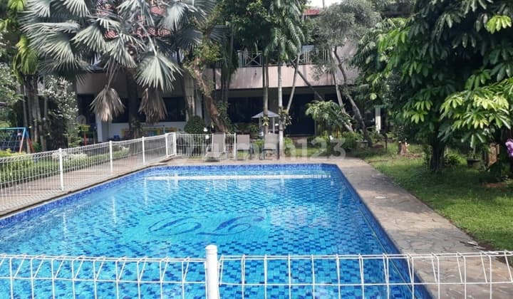 Old house with swimming pool, land area counts in Hang Tuah.