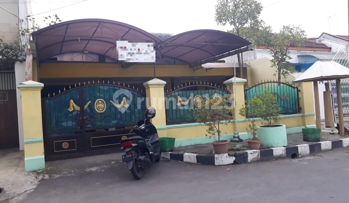 Ready-to-use house in the center of Sriwedari city.