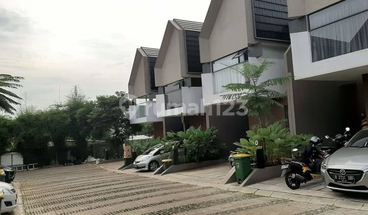 Rumah Baru Dalam Townhouse Mewah Dekat Taman Mini Dan Pintu Toll