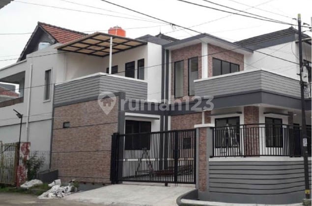 Rumah Hoek 2 Lantai Jl Palem Hijau Harapan Indah, Luas 12,5x14m2