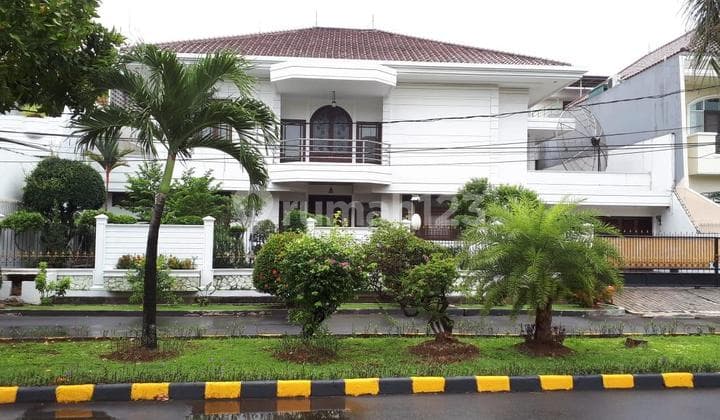 Rumah Mewah dengan kolam Renang di Taman Kedoya Baru Residence