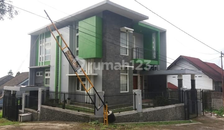 Rumah hook 2 lantai dgn view kota bandung nan cantik harga nego