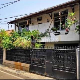 2,5 Lsntai, 3 Kamar Tidur, 2 Kamar Mandi. Hadap Selatan