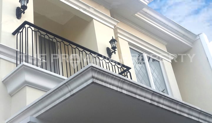 House in Pondok Indah. Close access to the toll road. Lux and semi-furnished.