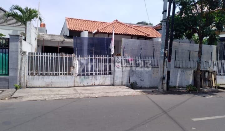 Old House in Commercial Zone, Kramat 2 Kwitang, Central Jakarta, Freehold Title