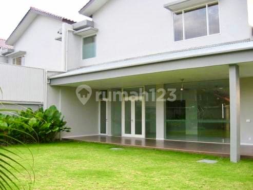 Rumah Modern Cerah di Kompleks yang Nyaman Ajh02062