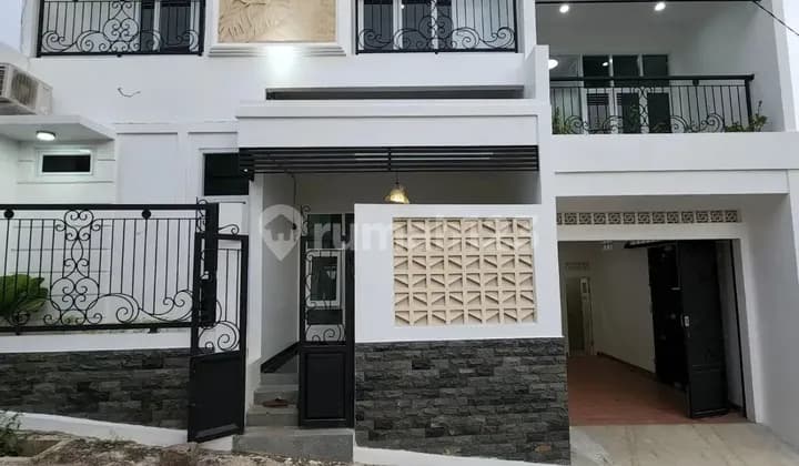 Luxury house in a complex in South Jakarta