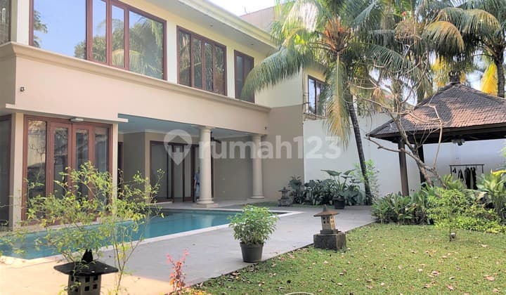 Rumah Kompleks Tropis yang Nyaman di Kemang