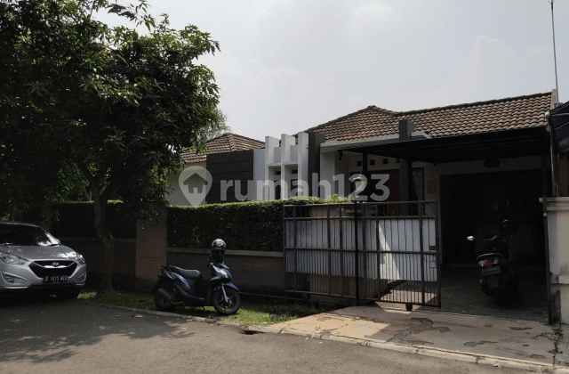 Rumah Hoek di Kencana Loka
