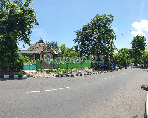 rumah pinggir jalan besar