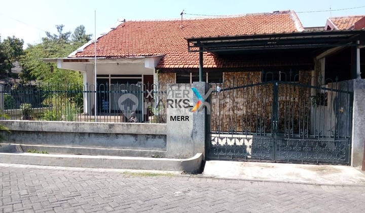 Tenggilis East Hook Row House Wide Street Tenggilis East Hook Row House Wide Street