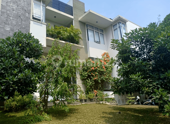 Rumah mewah elegan banyak pohon buah di taman telaga golf