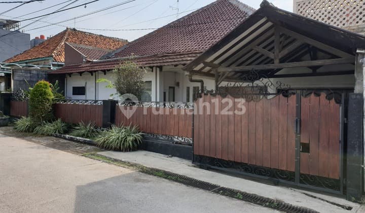 Rumah Cantik dan Asri (Fully Furnished) di Area Jatinegara Jakarta Timur yang sangat Strategis