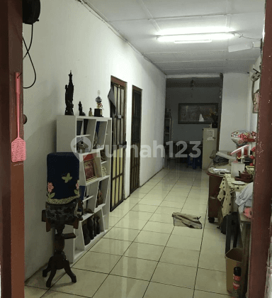 Rumah Tua Hitung Tanah dengan Lokasi Terstrategis