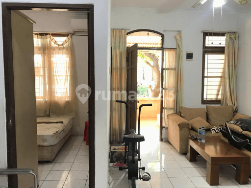 Rumah rapi cantik siap huni di Graha Raya