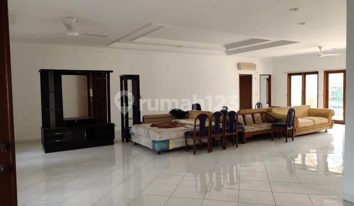 Rumah luas di daerah eksklusif Kemang