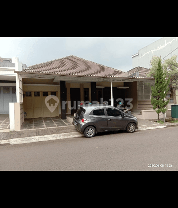 Rumah di Singgasana Pradana