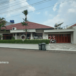 Charming ready-to-occupy house in a complex.