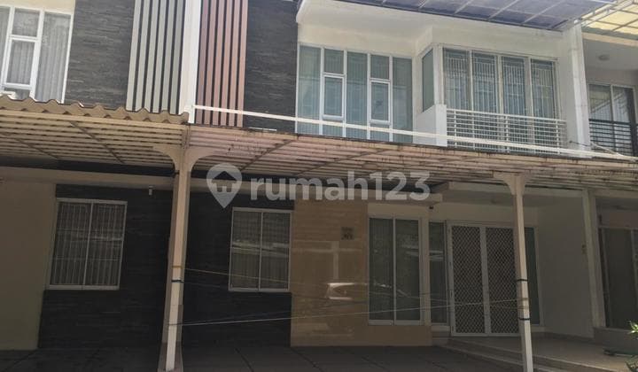 Rumah Golf Lake Residence