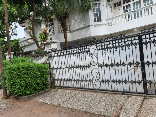 rumah pinggir jalan sangat stategis bisa kantor.atau wsma pegawai