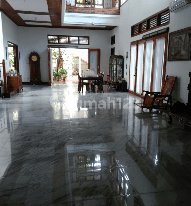 Rumah Lux dua lantai gaya Mediterania klasik dgn taman yang luas dan hijau