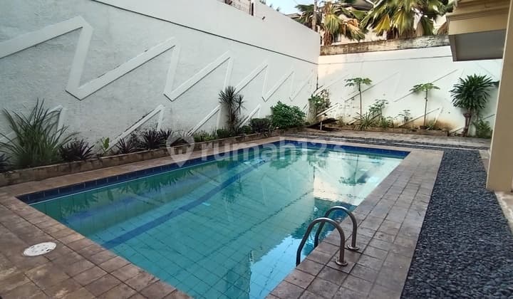 Rumah Asri, Luas, Terawat Dan Nyaman Cilandak Timur.